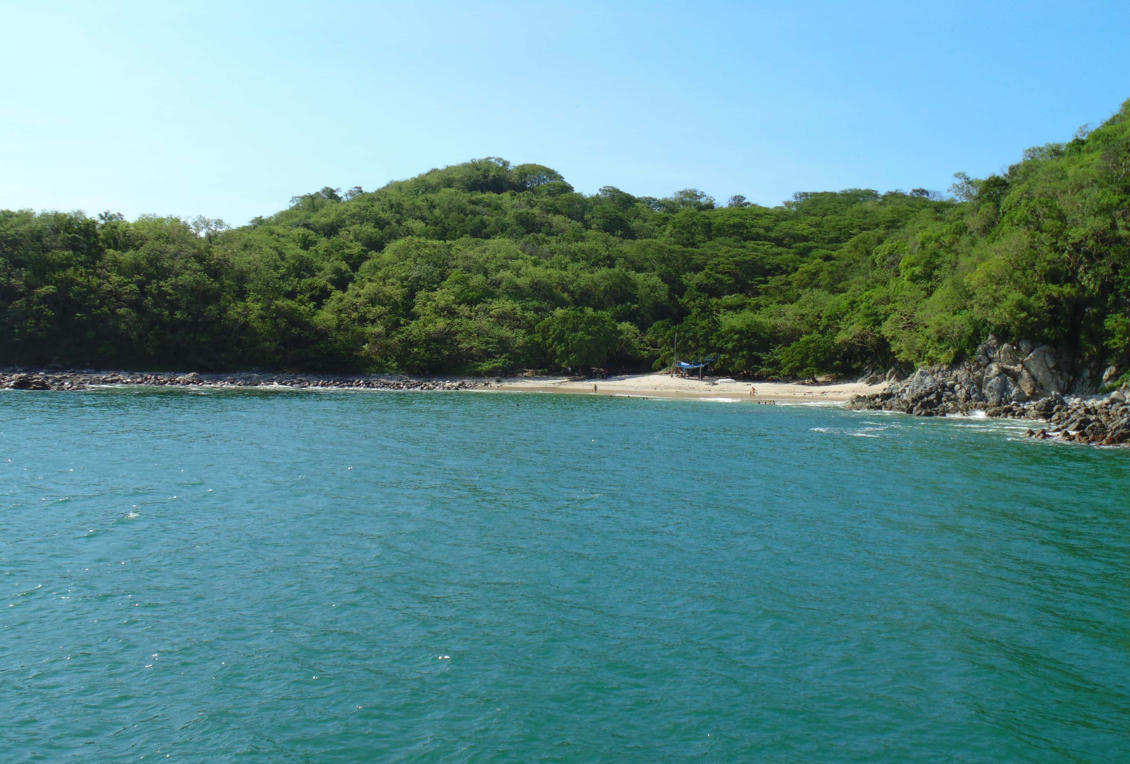 La Cruz de Huanacaxtle: Palito Verde beach near the town, seen from the water