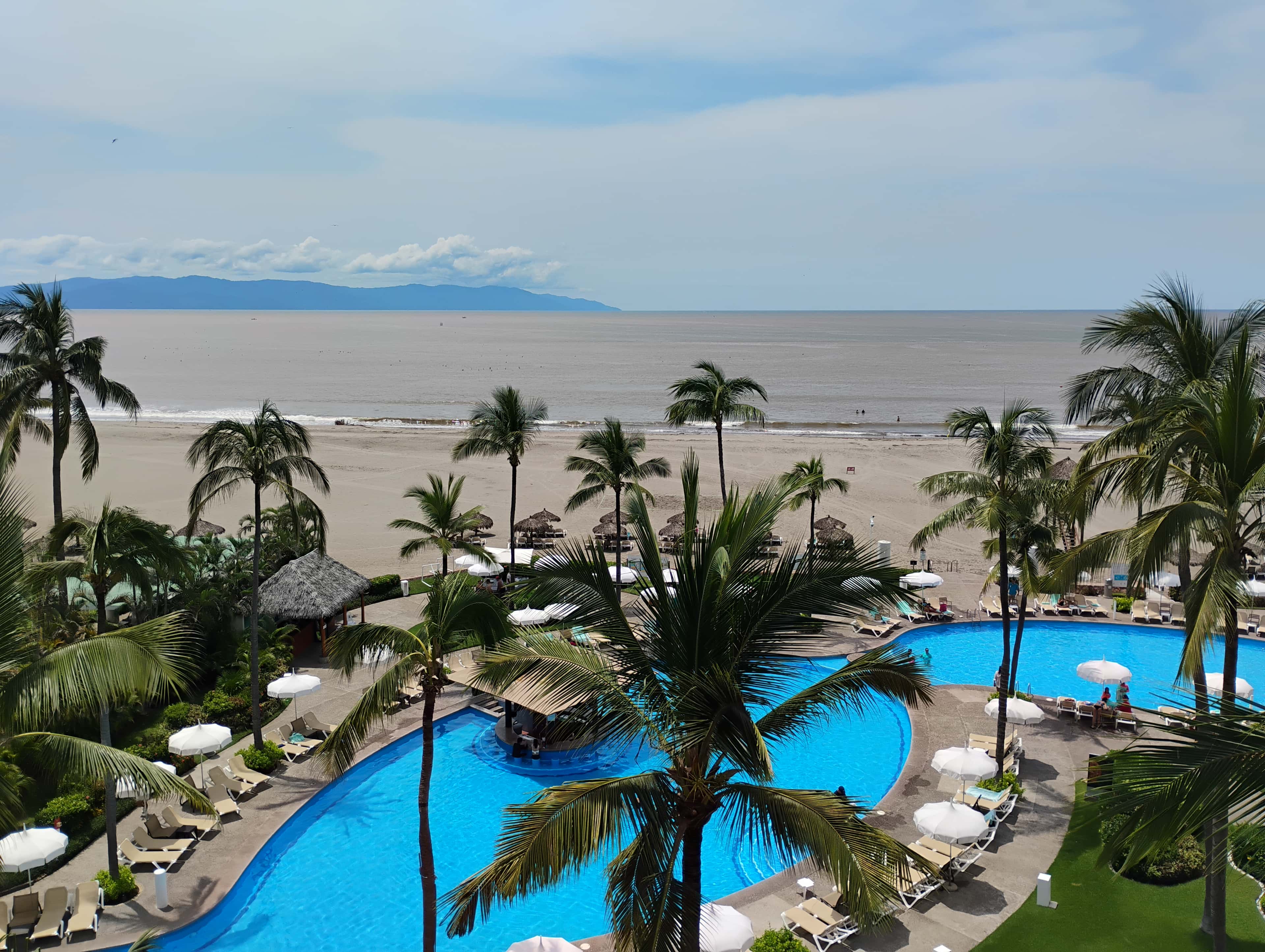 Nuevo Vallarta: the wide beach and the bay below the hotels