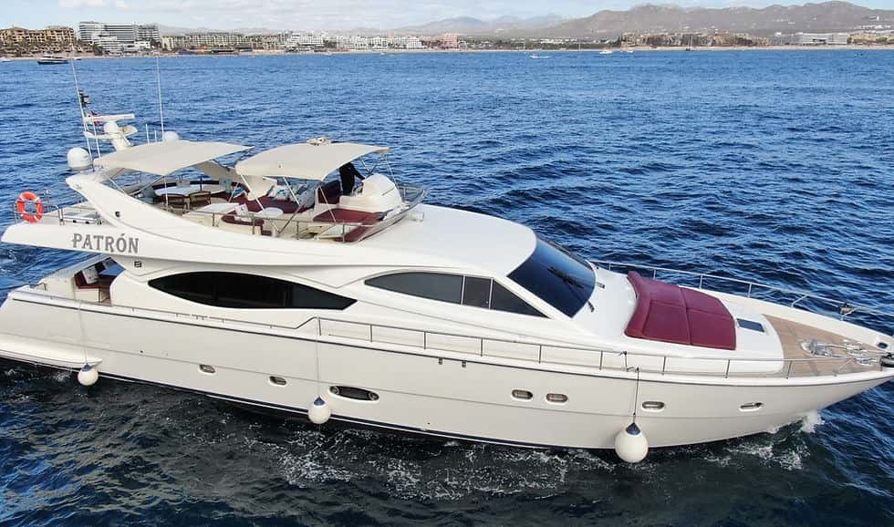 Patrón under way, seen from above, with a flybridge shaded by two canopies