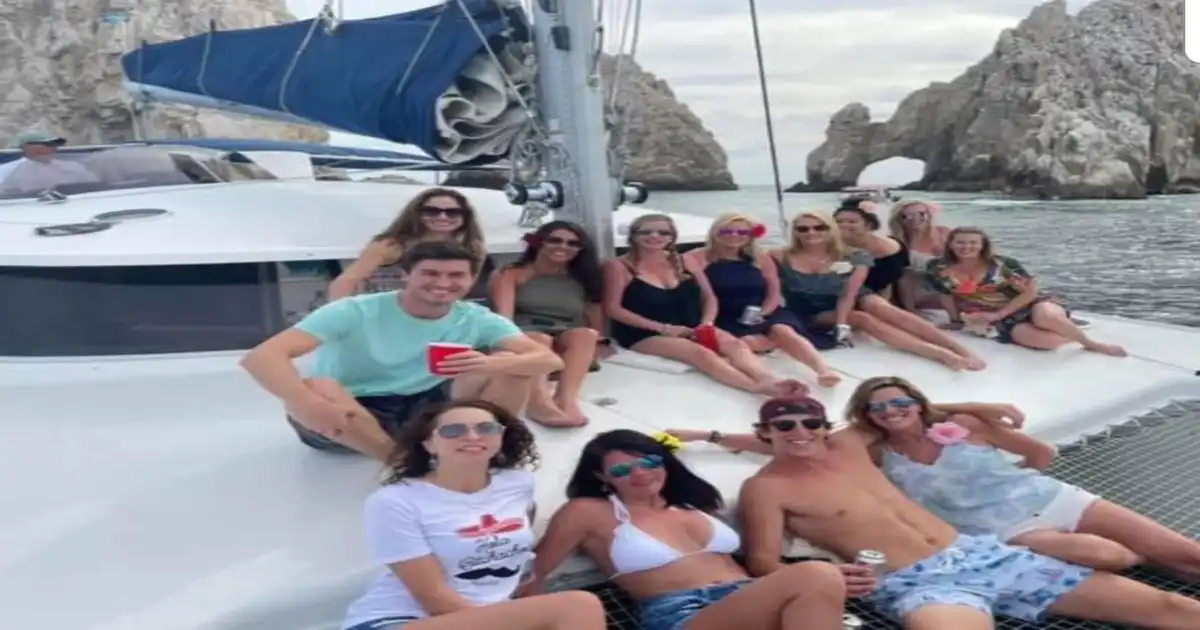 Group of guests sitting on the bow and net near the Arch