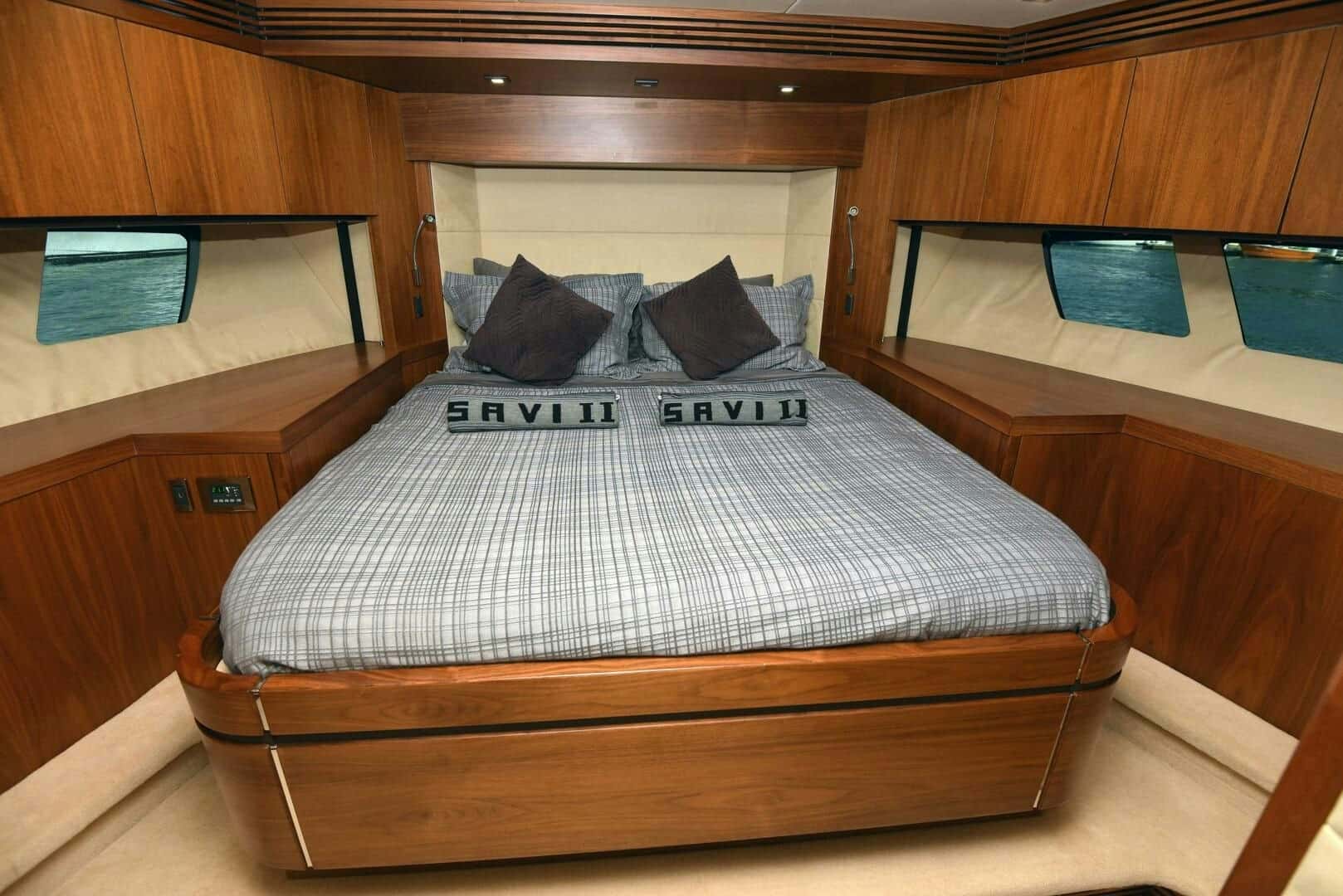 Full-beam master cabin with a plaid bed cover
