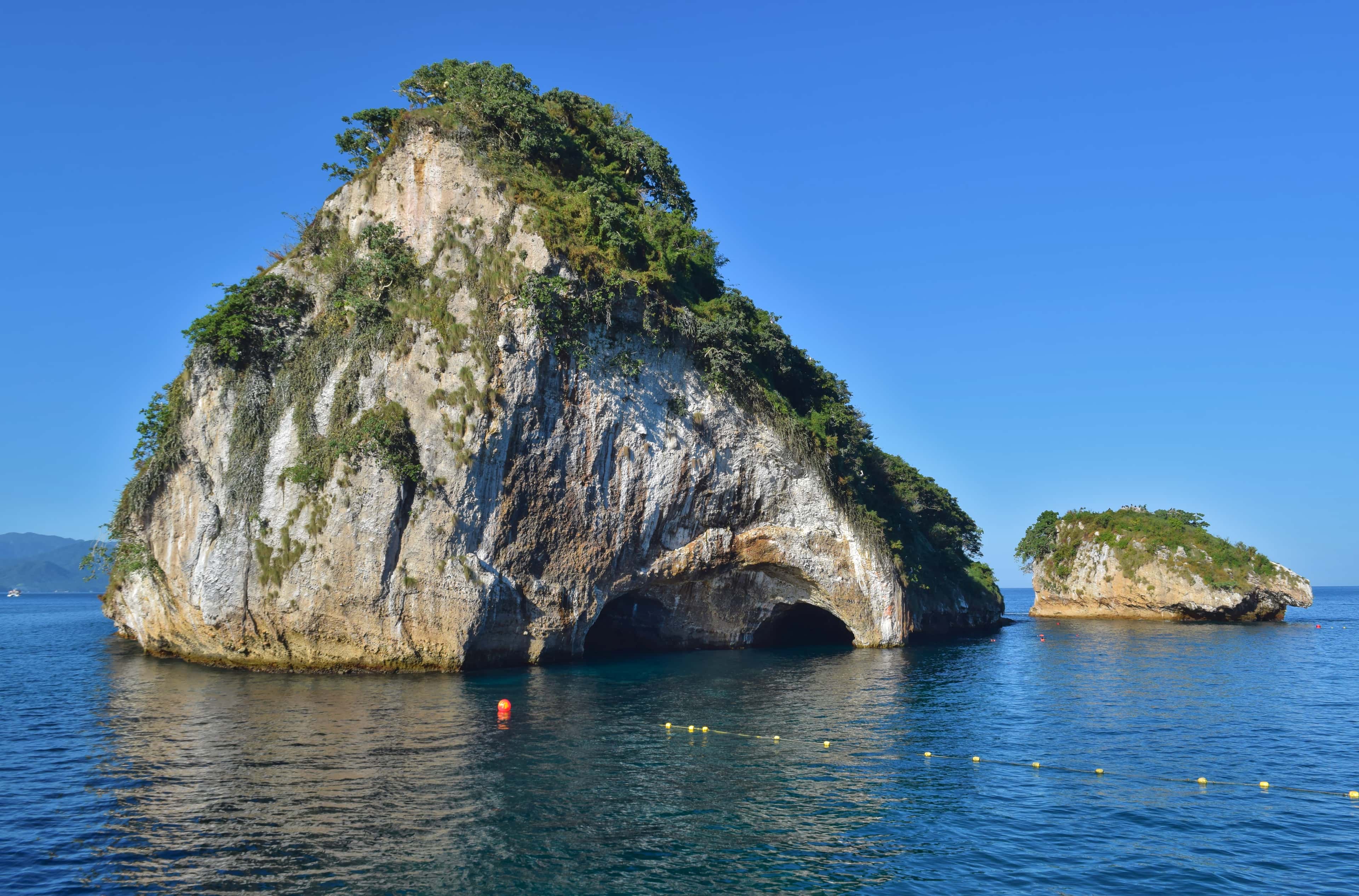 Los Arcos de Mismaloya: the arch rocks rising from the sea